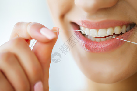 口腔保健以牙花换牙齿的美丽笑容的妇女图片