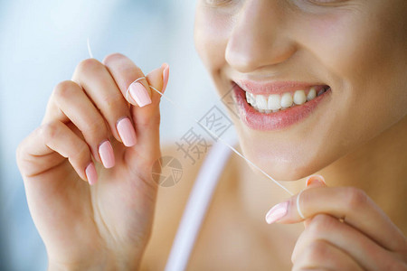 牙科健康有美丽笑容流露健康牙齿的妇女图片