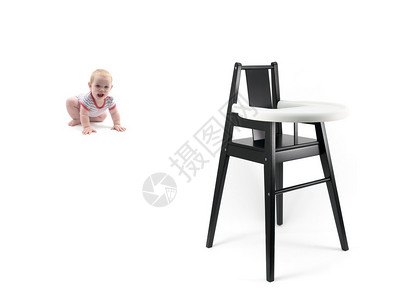 一个小女婴和一把高脚椅图片