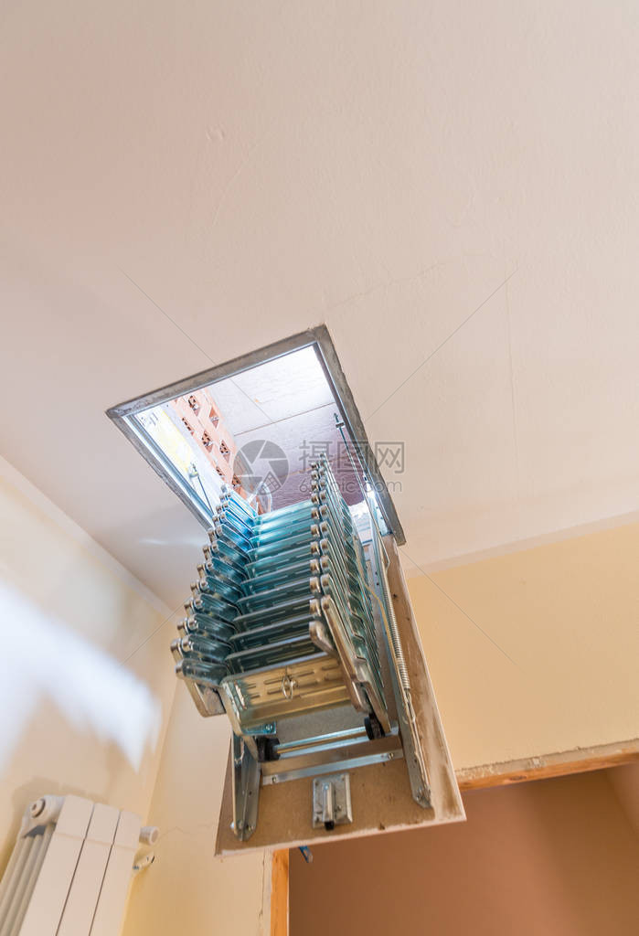 折叠楼梯到阁楼房间图片