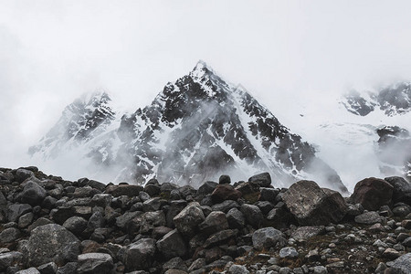 高山景观与岩石雪和浓雾图片