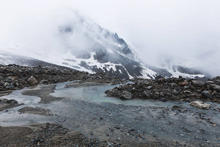 高山景观与岩石和浓雾图片