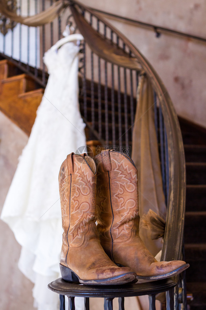 挂在衣架上的复古婚纱搭配牛仔靴图片