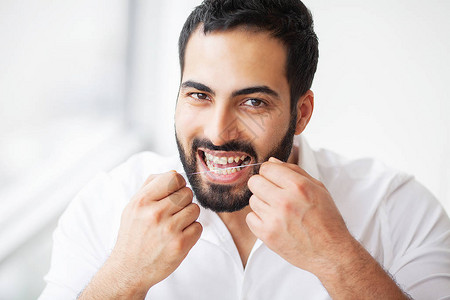 牙科健康有美丽笑容流露健康牙齿的人图片