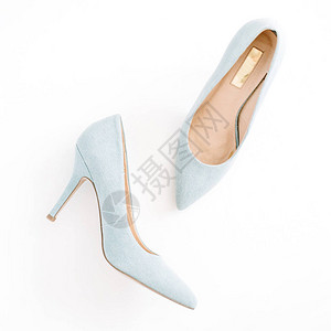 美容博客概念白色背景上的淡蓝色女鞋平躺图片