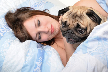 床上有狗的女人图片