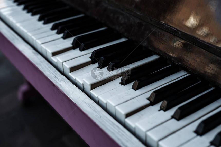旧古典原声钢琴的断键图片