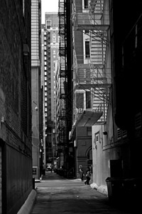 黑白垂直摄影中的芝加哥市中心胡同城市照片集美国伊利图片