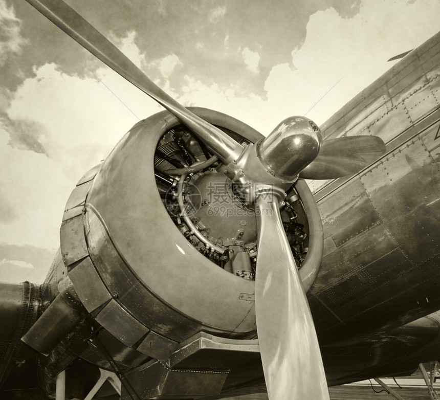 复古飞机的发动机和螺旋桨特写图片