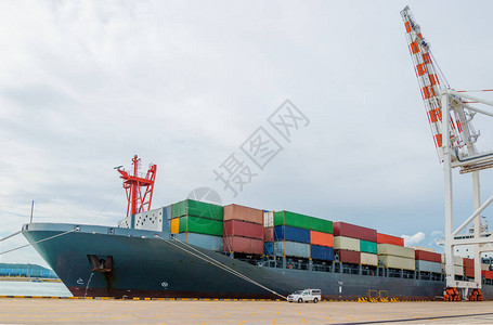 用于物流进出口运输的国际航运码头工业集装箱图片