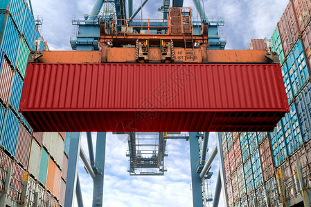 工业起重机在货运船上装载集装箱进出口业务物流公司的集装箱船工图片