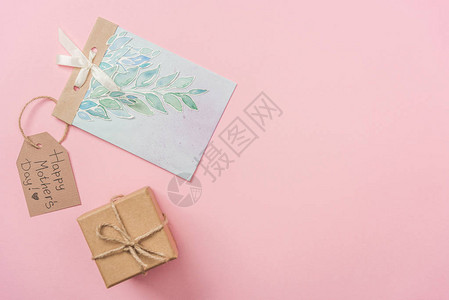 礼品盒贺卡和木制标签图片