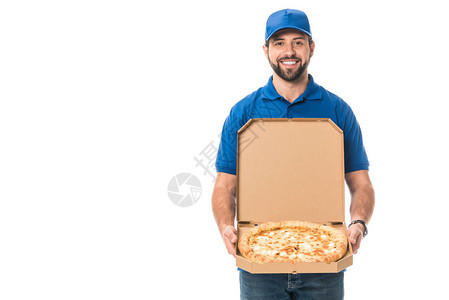 英俊的送货员拿着披萨在盒子里图片