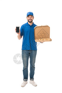 快乐的送货员拿着智能手机和披萨盒图片