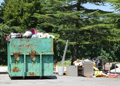 工业建筑被拆迁后装满垃圾和废物的垃背景图片