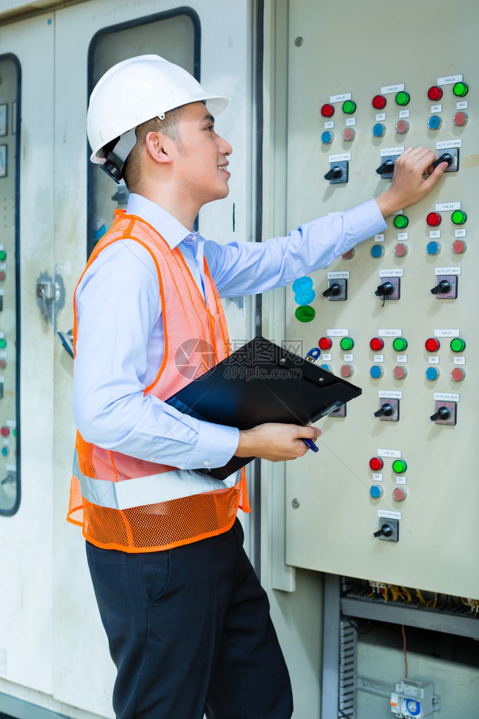 亚洲印度尼西亚技术员或电工在建筑工地或工厂控制空调的面板或开关盒上进行功能图片