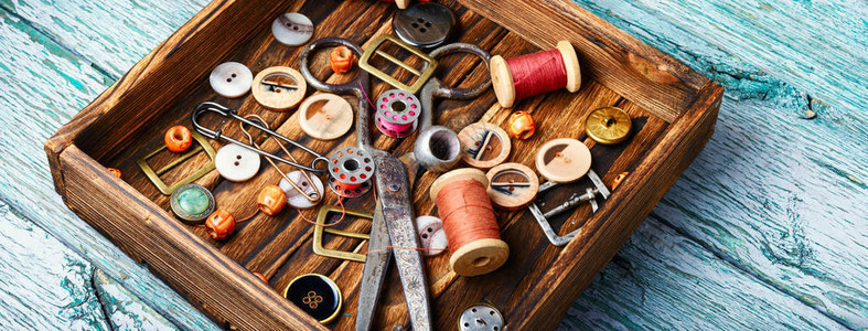 缝纫线纽扣和织物的缝纫套件缝纫概念图片