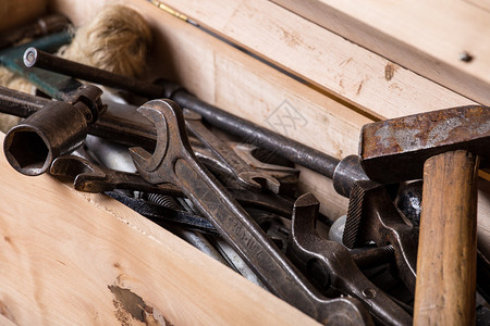 木箱中的旧机械工具背景图片