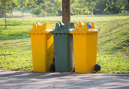 公园里的回收站图片