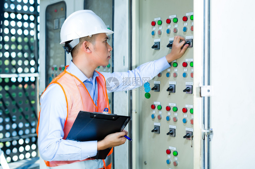 亚洲印度尼西亚技术员或电工在建筑或工厂控制空调的面板或开关盒上进行功能图片