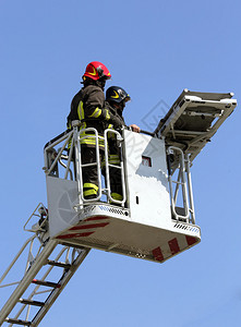 消防车高架笼中的两名消防员图片