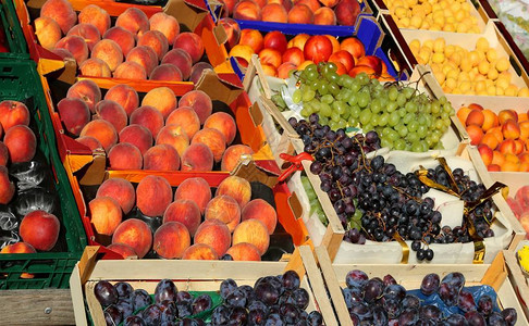 水果和蔬菜市场上出售图片