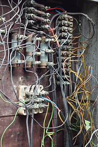 一个带有杂乱接线的旧电箱的特写镜头图片