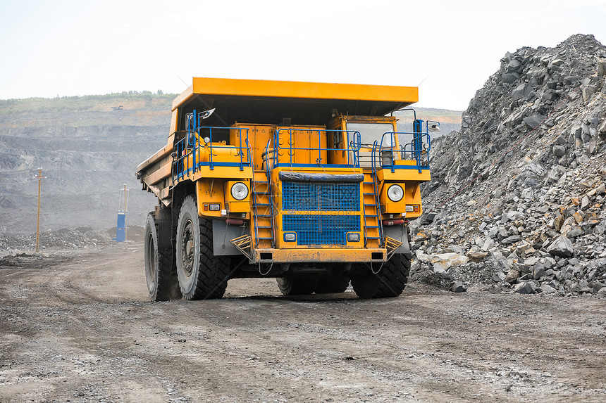 大型采石场自卸车将岩石装入自卸车将煤炭装载到车身工作卡车中采矿卡车采矿机械图片