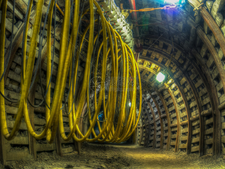 煤矿隧道中的狭窄通道图片