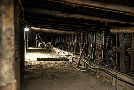 地下黑煤矿的铁顶支架图片