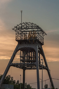 修复后的塔排气它是现已解散的矿山的一部分这张照片是在日落时拍的波兰图片