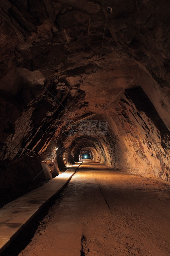 老铀矿长而暗的隧道图片