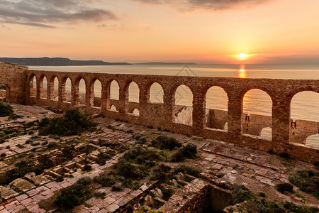 撒丁岛西海岸工业采矿的废墟日落时全景图片