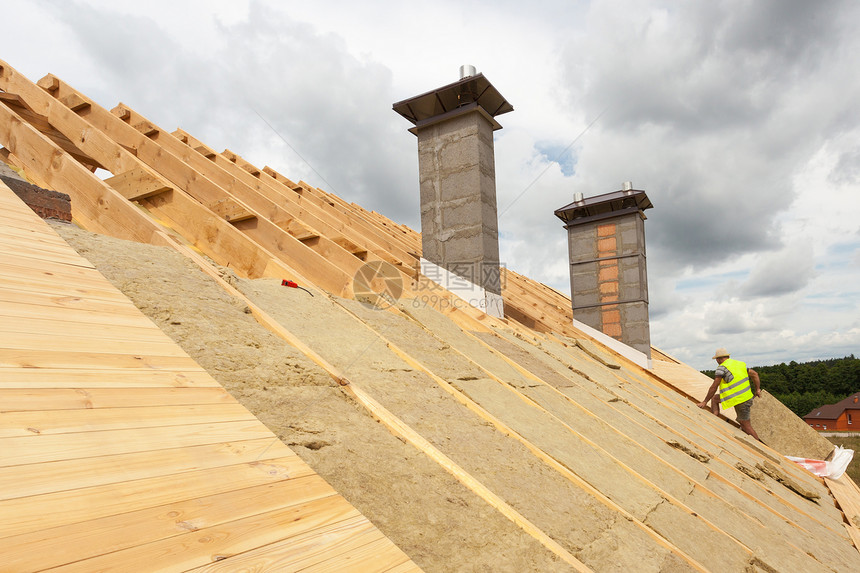 在正建造的新房屋上安装屋顶隔绝材料岩潮的屋顶图片