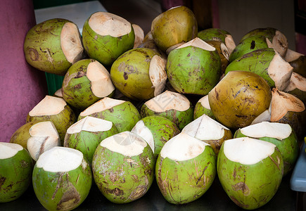 一束带顶切的椰子准备在街头市场出售椰子饮料超级保湿它们热量低图片