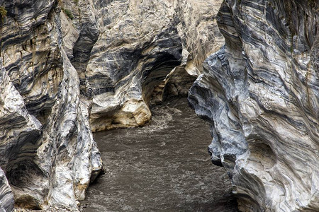 Taroko公园的Marble石块峡谷和河流背景图片