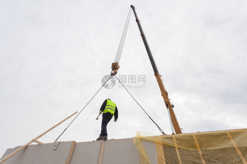 安装起重机安装结构隔绝板的屋顶建筑工人SIP建造新的图片