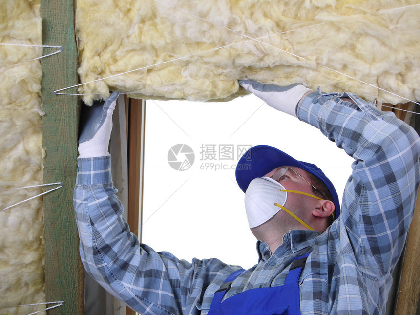 工人使用矿物羊毛对房屋图片
