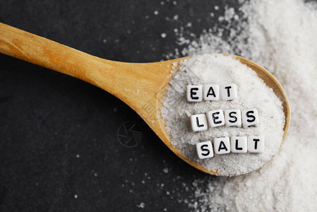 减少食用盐量以降低血压或高血压风险高清图片