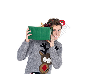 快乐的人肖像带着包的圣诞礼物亲手在背景图片