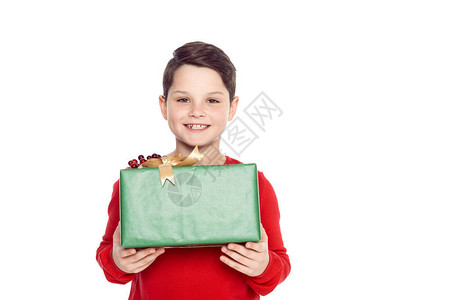 穿着红毛衣的小男孩拿着圣诞礼物图片