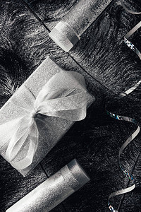 圣诞礼盒乳液胶束水和表面丝带的顶部视图图片
