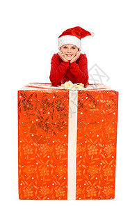 穿着圣塔帽的男孩带着大圣诞礼物现身图片