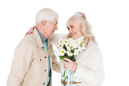 快乐的老年男子给幸福的妻子送鲜花图片