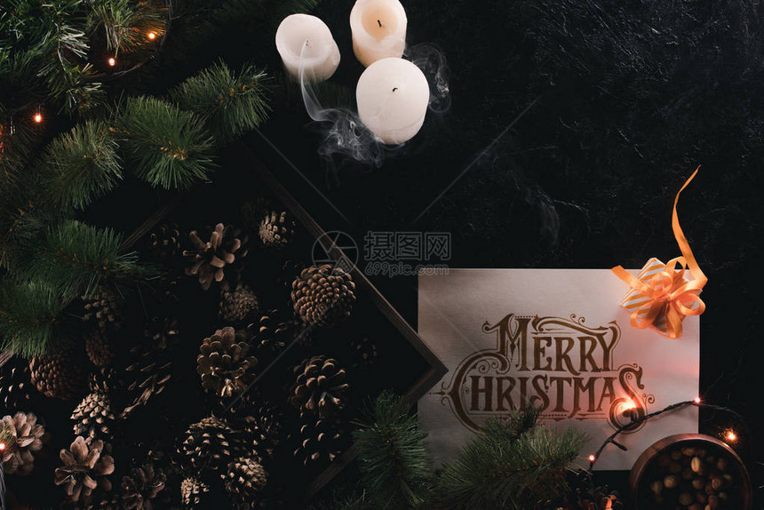 面板上戴着圣诞贺卡黑色桌顶上挂着圣誕贺卡的木盒子图片