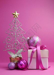 粉色主题圣诞树礼物和摆设装饰节日静物背景图片