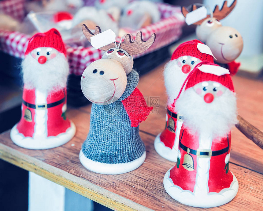 芬兰拉普兰罗瓦涅米市冬季的圣诞老人和驯鹿玩具等传统纪念品图片