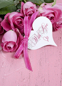 粉红玫瑰在粉红色木质背景上图片