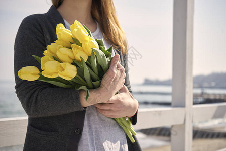 海边鲜花的女人图片