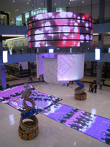 阿拉伯联合酋长国迪拜购物中心的购物者迪拜购物中心是世界上最大的图片